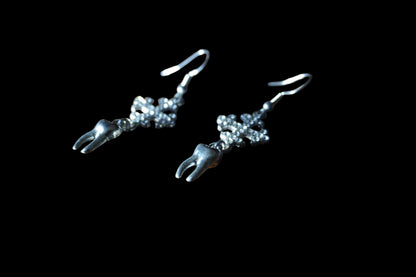 Shiny pearls earrings
